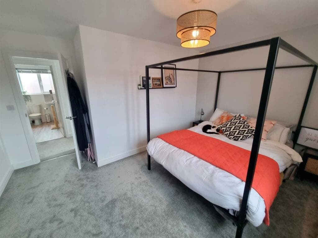 BEDROOM 2