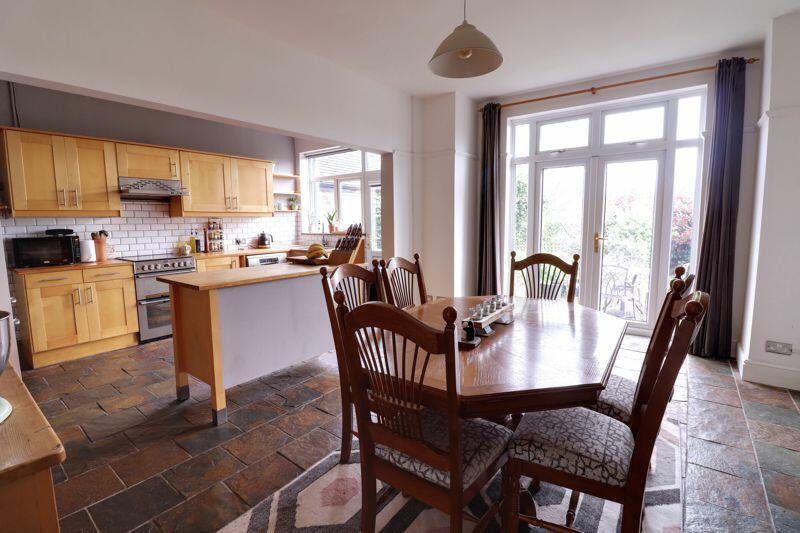 Kitchen/ Dining Room