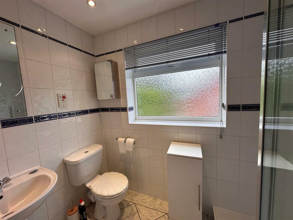 bathroom 2.jpg