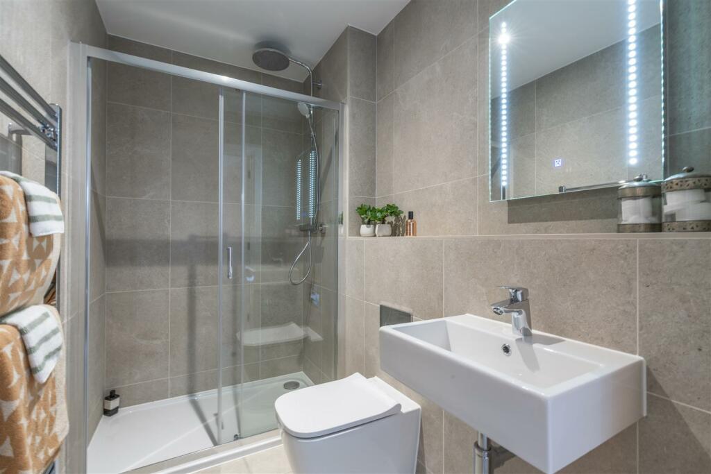 Master En Suite  - Show Home