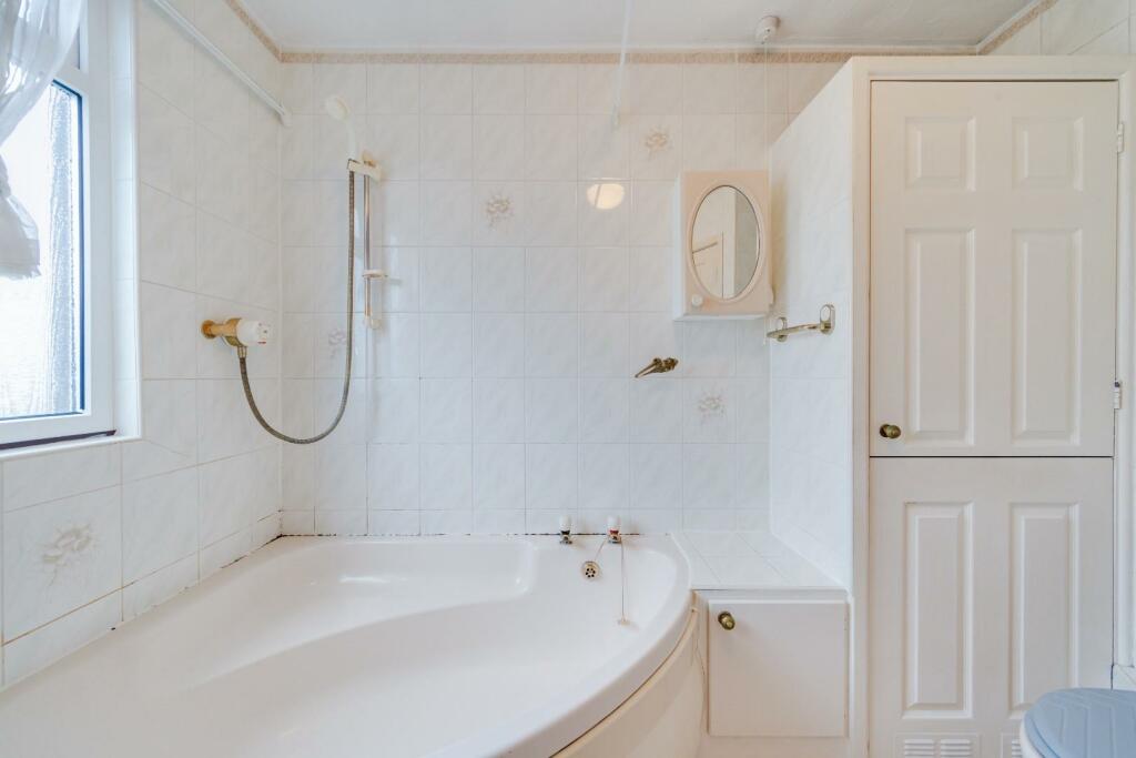 1.10 - ensuite.jpg