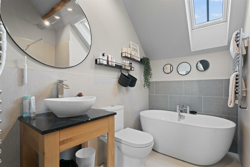 L SHAPED ENSUITE BATH/SHOWER ROOM