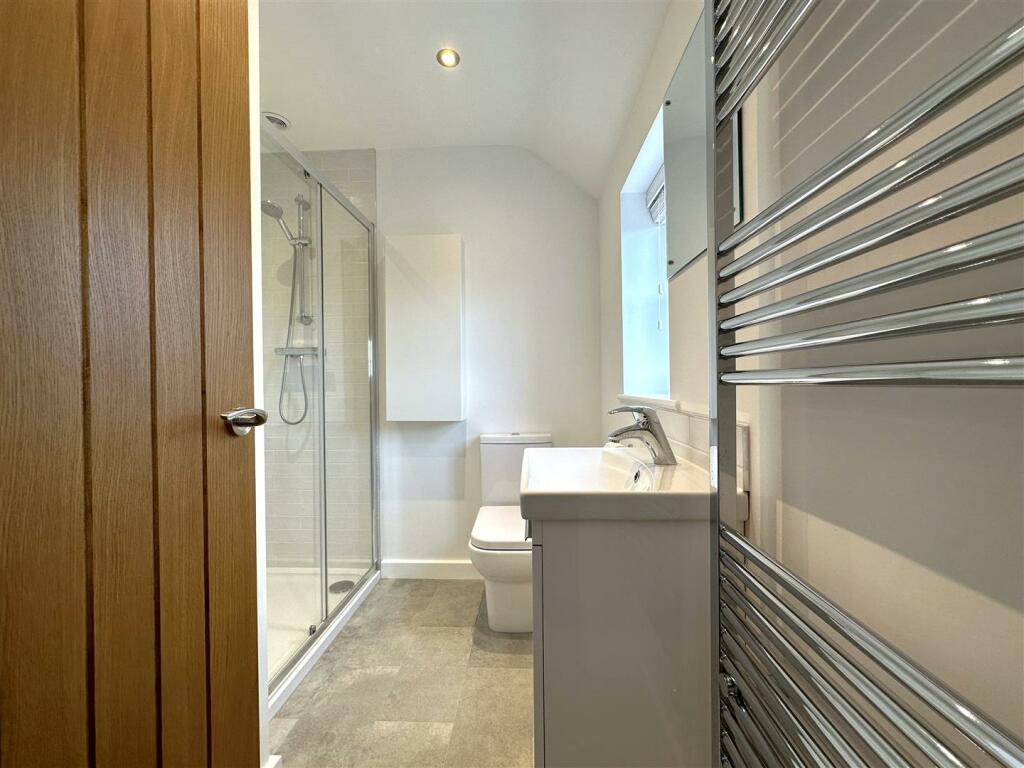 Stylish Modern En-Suite 888