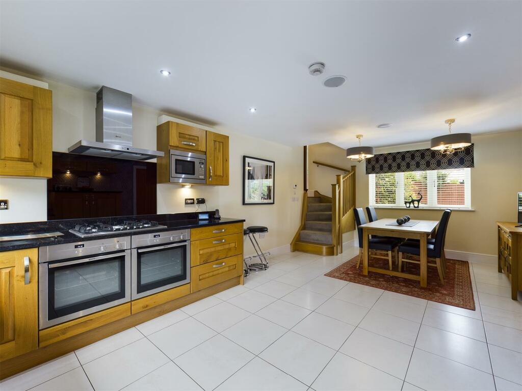 Spacious Dining Kitchen