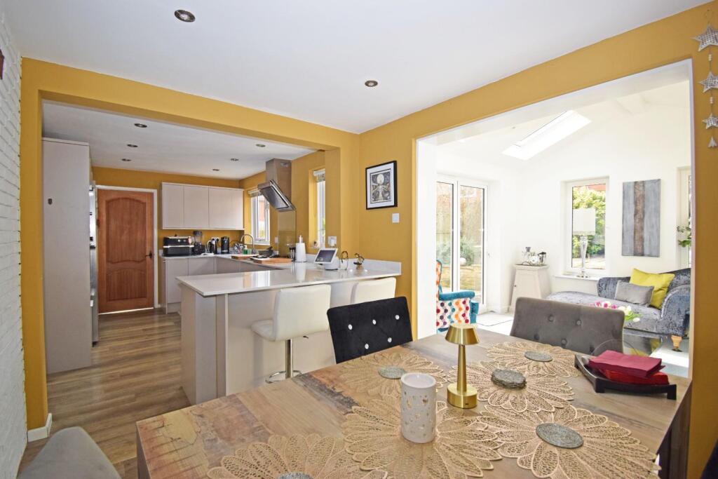 1 Farrier Close, kitchen diner a.jpg