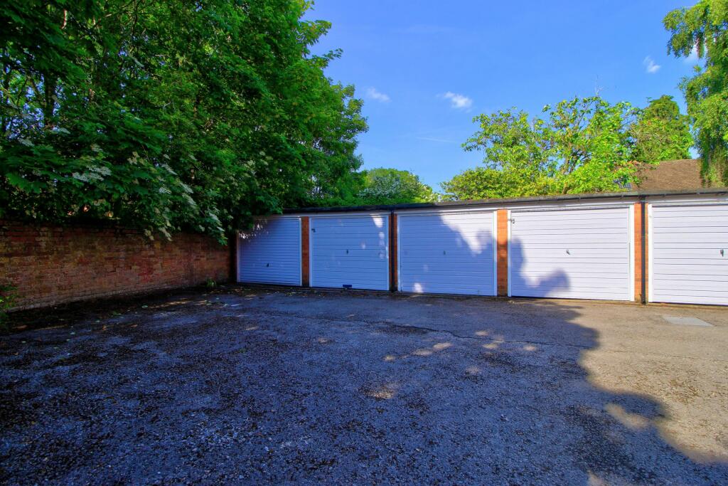 Garage in block, plus residents&#39; parking