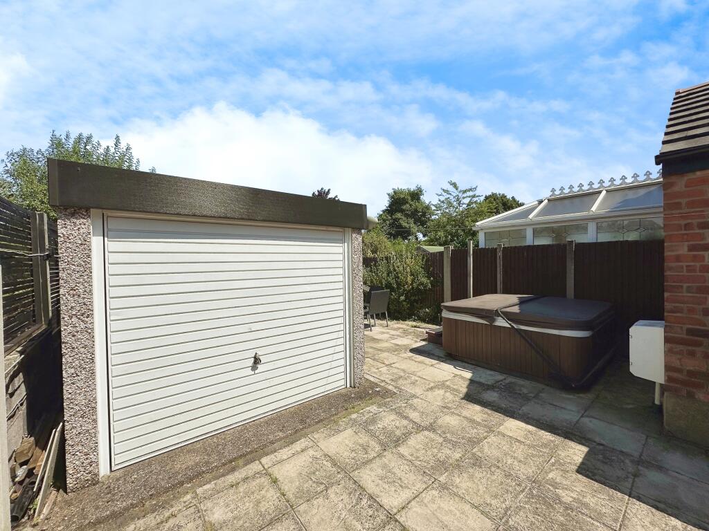 Single Garage &amp; Hot Tub