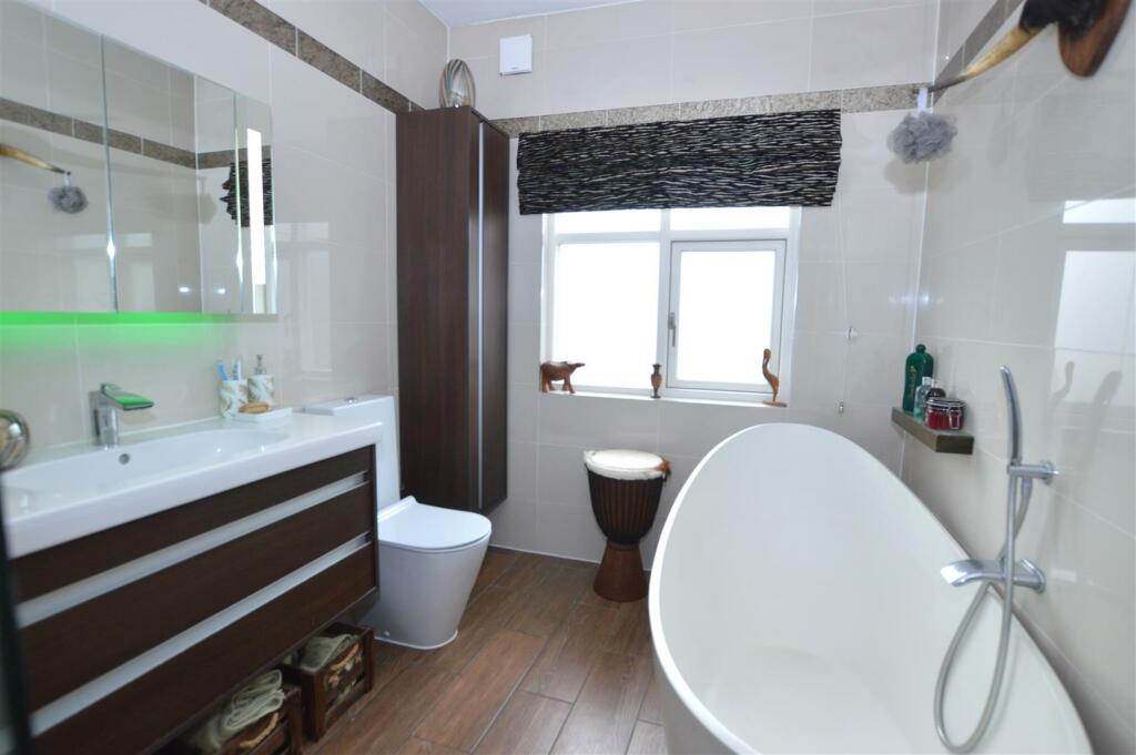 31 Derwent Road bath.JPG