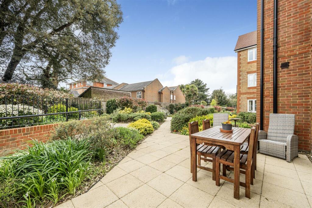 Hale Lodge Patio Area.jpg