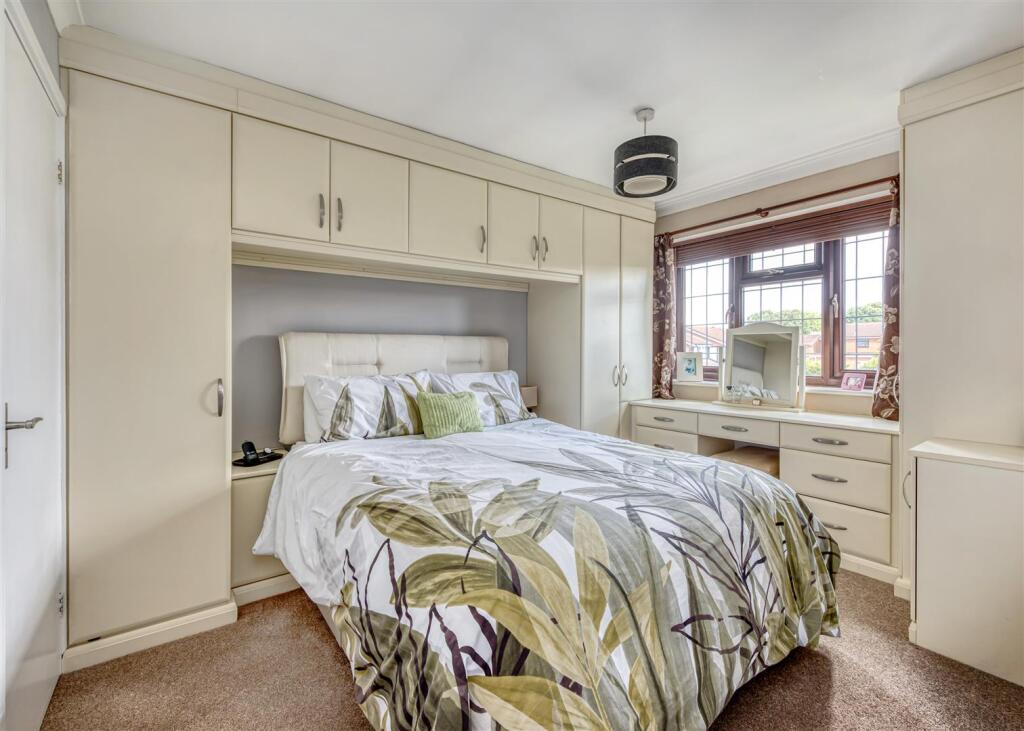 8 Tutbury Avenue-bed1.jpg