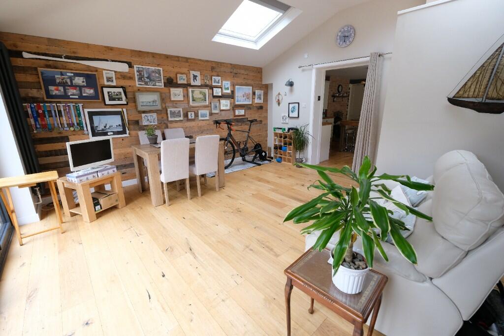 LIVING/DINING ROOM