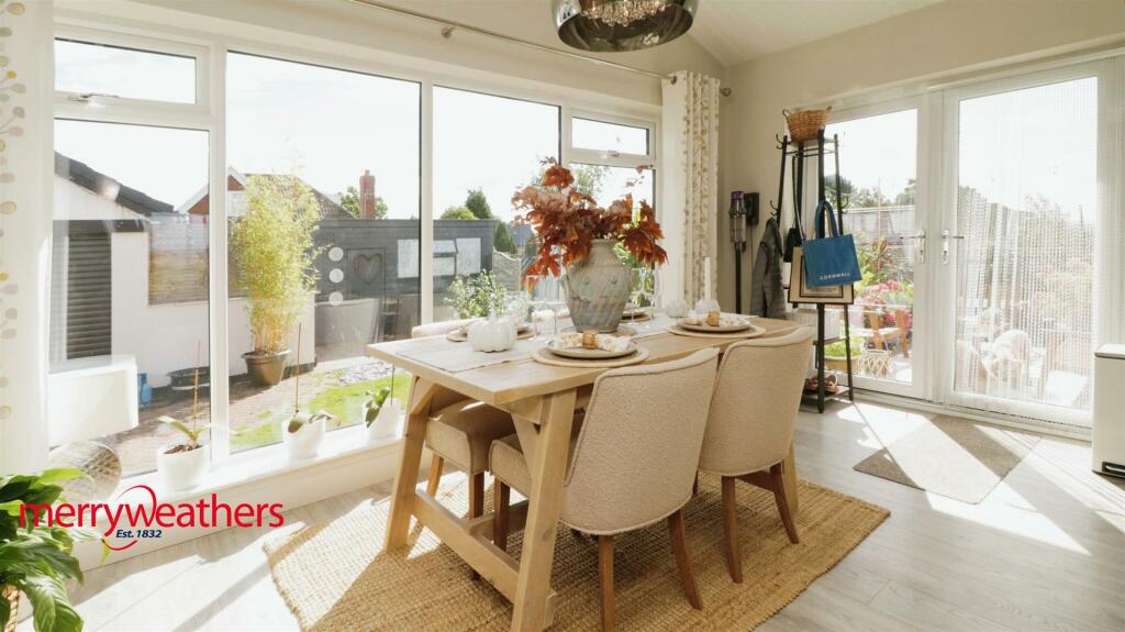 Stunning Dining Kitchen