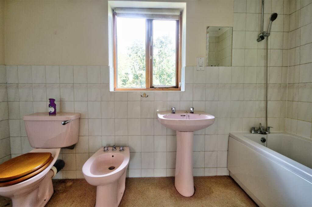 En Suite Bathroom: