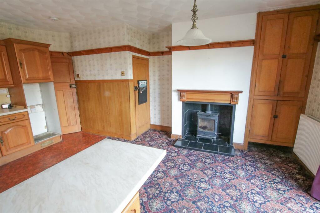 LARGE OPEN PLAN KITCHEN