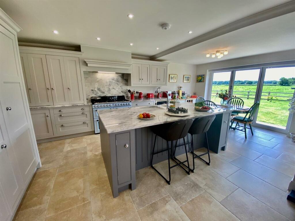 OPEN PLAN KITCHEN/DINING/SITTING ROOM