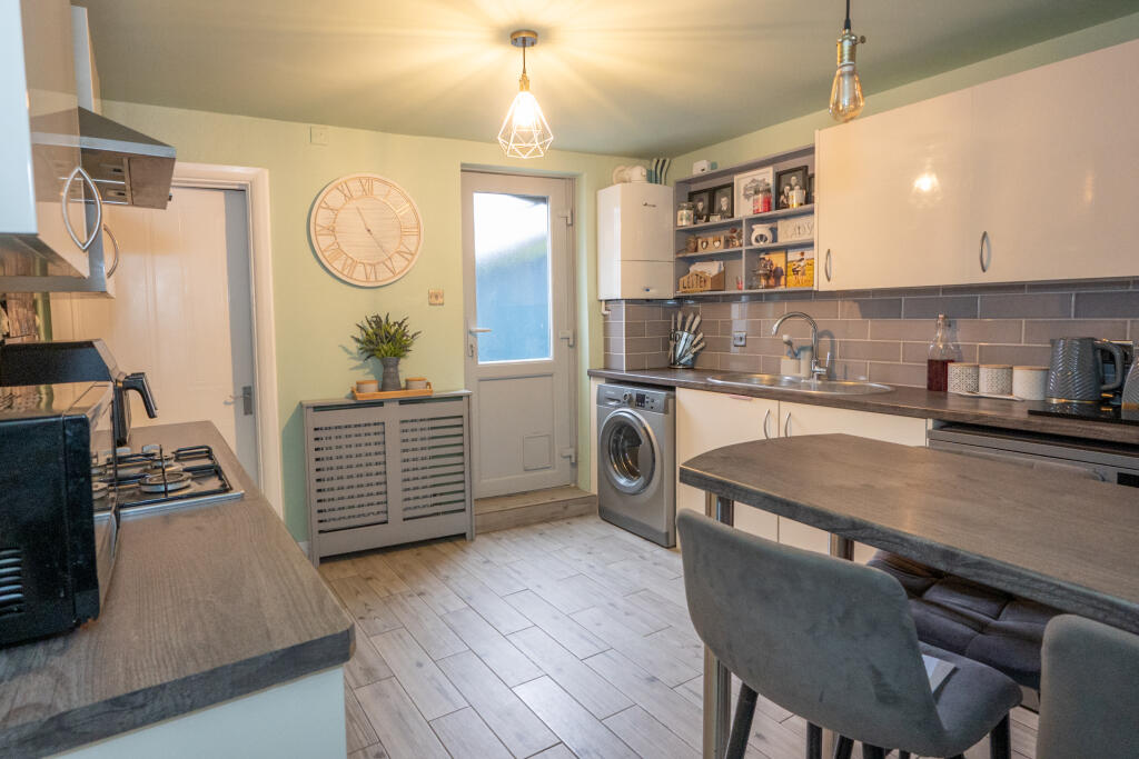 KITCHEN/DINING ROOM