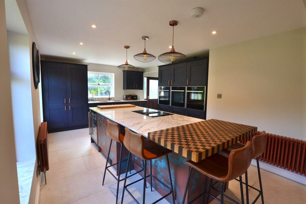 OPEN PLAN FAMILY LIVING KITCHEN