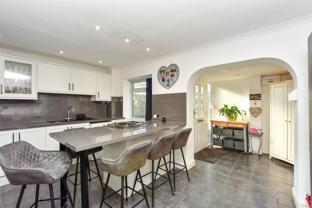 Kitchen/ Breakfast Room