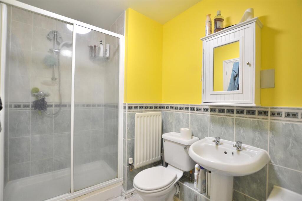 Family Bathroom 1.JPG