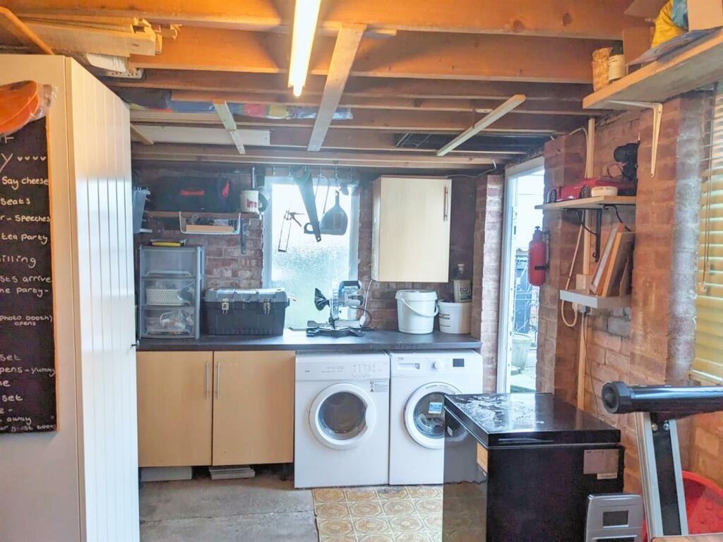 SINGLE GARAGE - UTILITY AREA