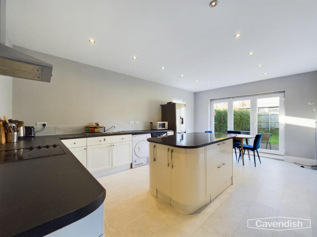 KITCHEN/DINING AREA