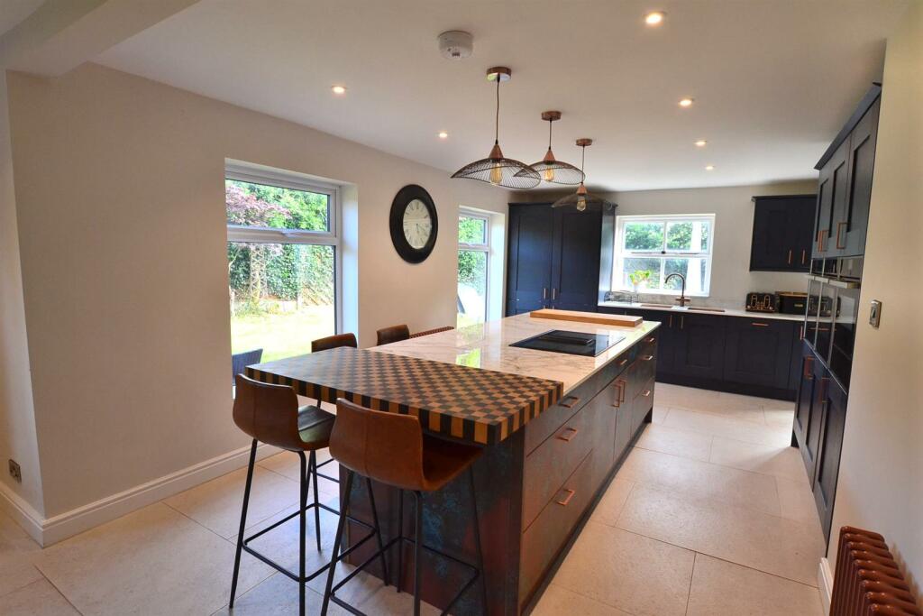 OPEN PLAN FAMILY LIVING KITCHEN