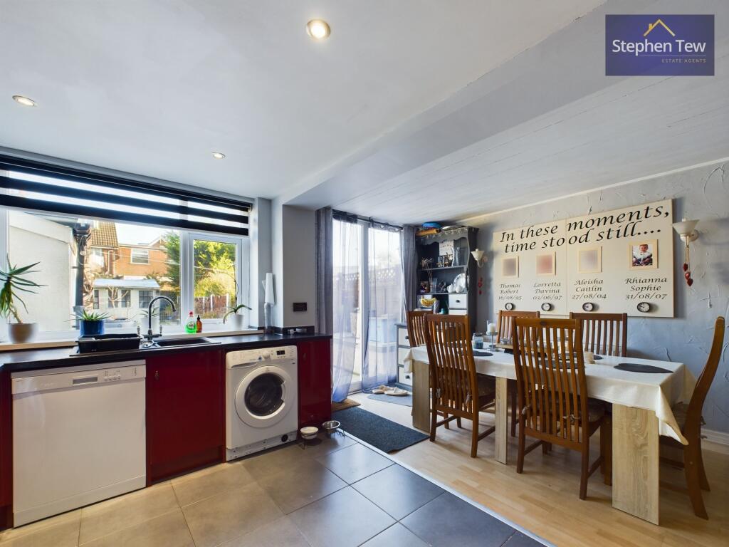 Kitchen/ Dining Room