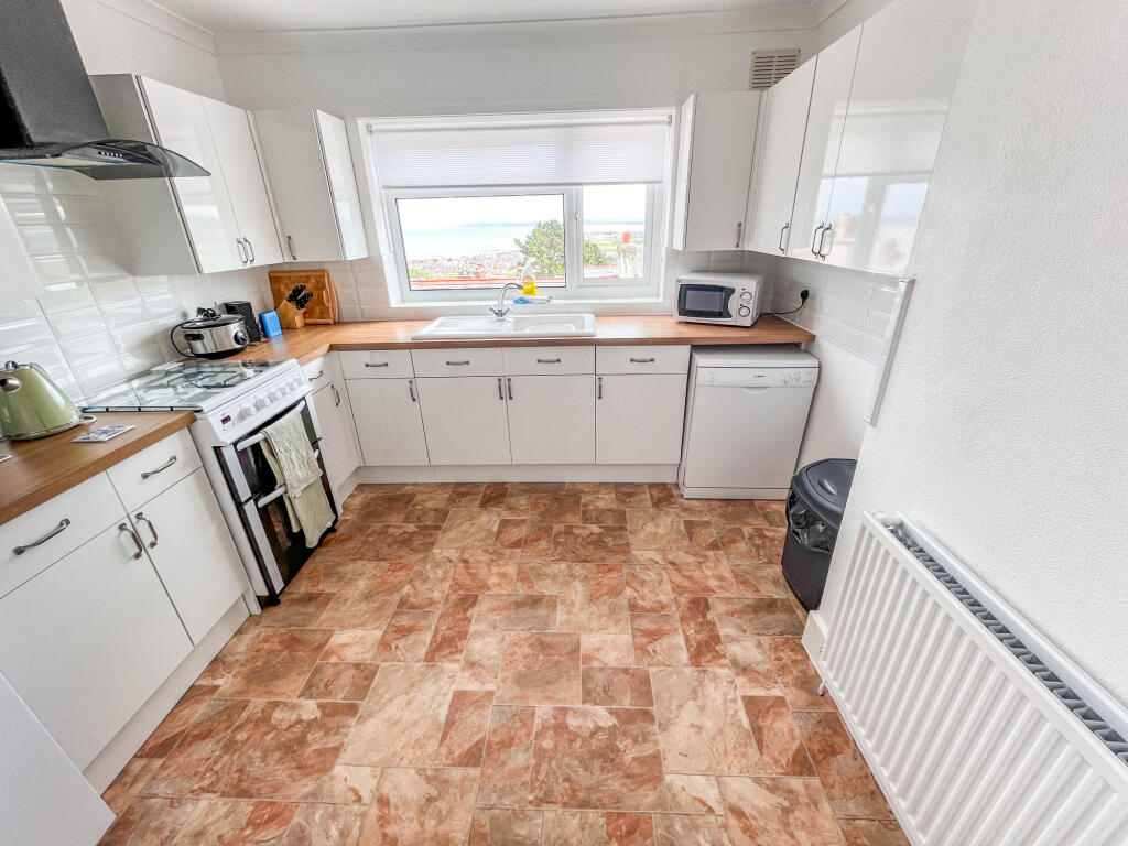 Kitchen/ Breakfast Room