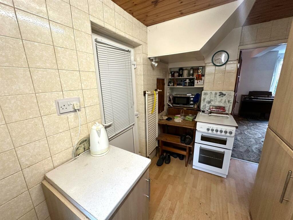 kitchen 2.jpg