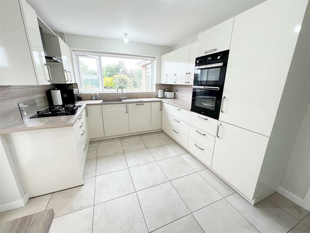 KITCHEN BREAKFAST ROOM