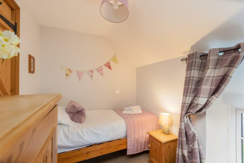 Featherstone Cottage Bedroom 4-2.jpg