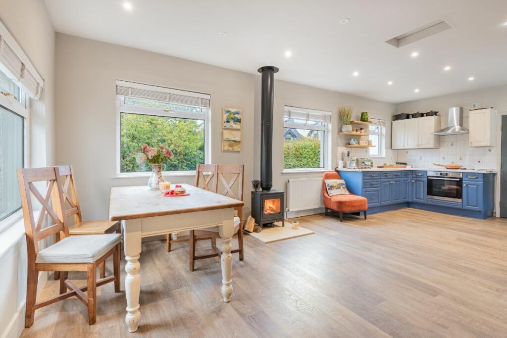 Kitchen/ Dining Area