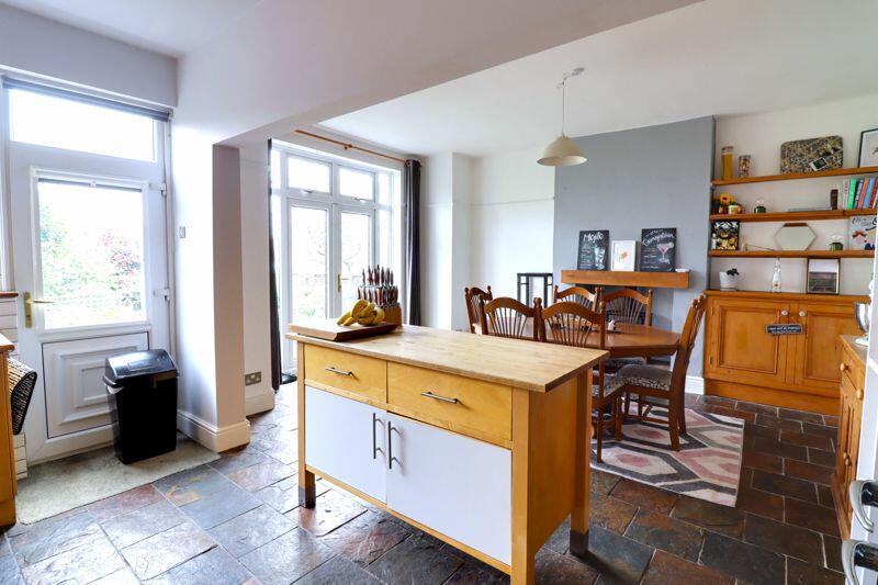 Kitchen/ Dining Room