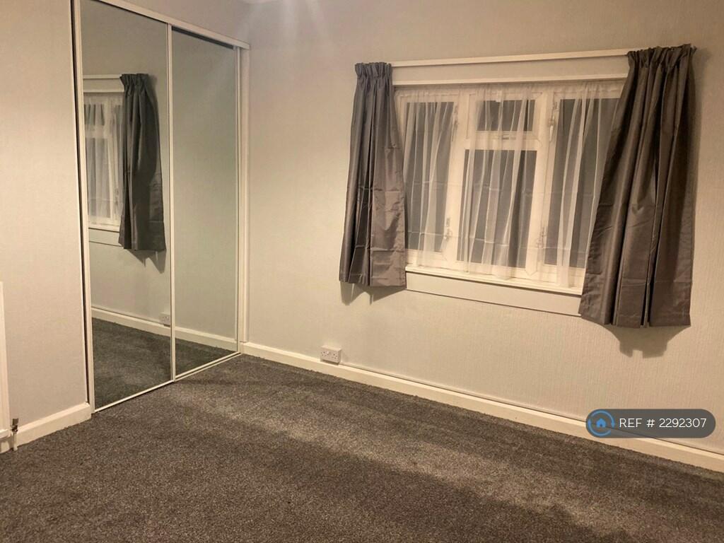 Double Bedroom 1 With Glass Fitted Wardrobes With 