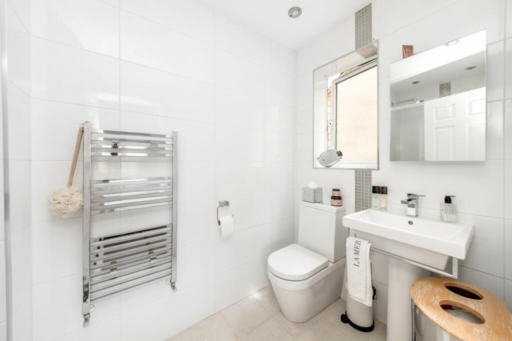 EN-SUITE SHOWER ROOM