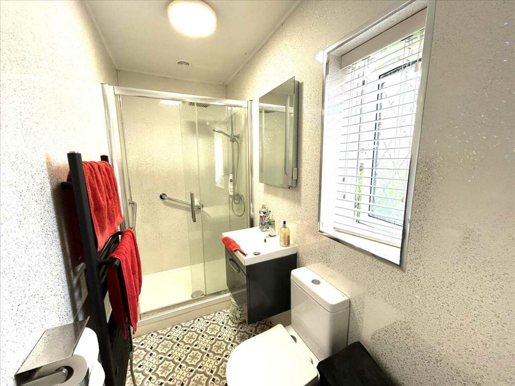 EN-SUITE SHOWER ROOM