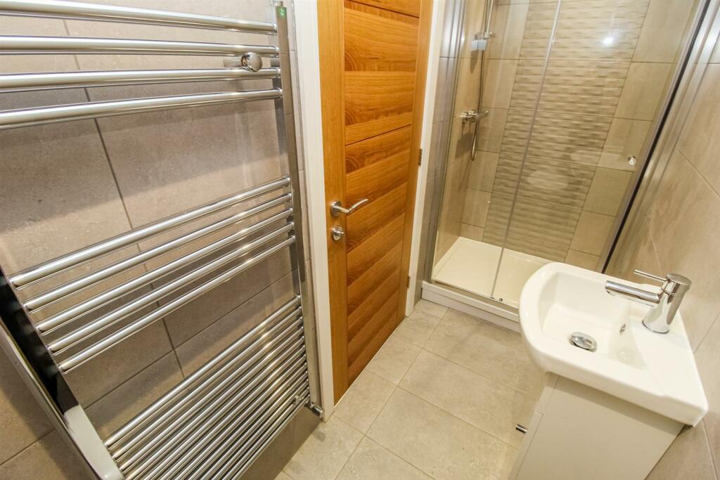 EN SUITE SHOWER ROOM/W.C.