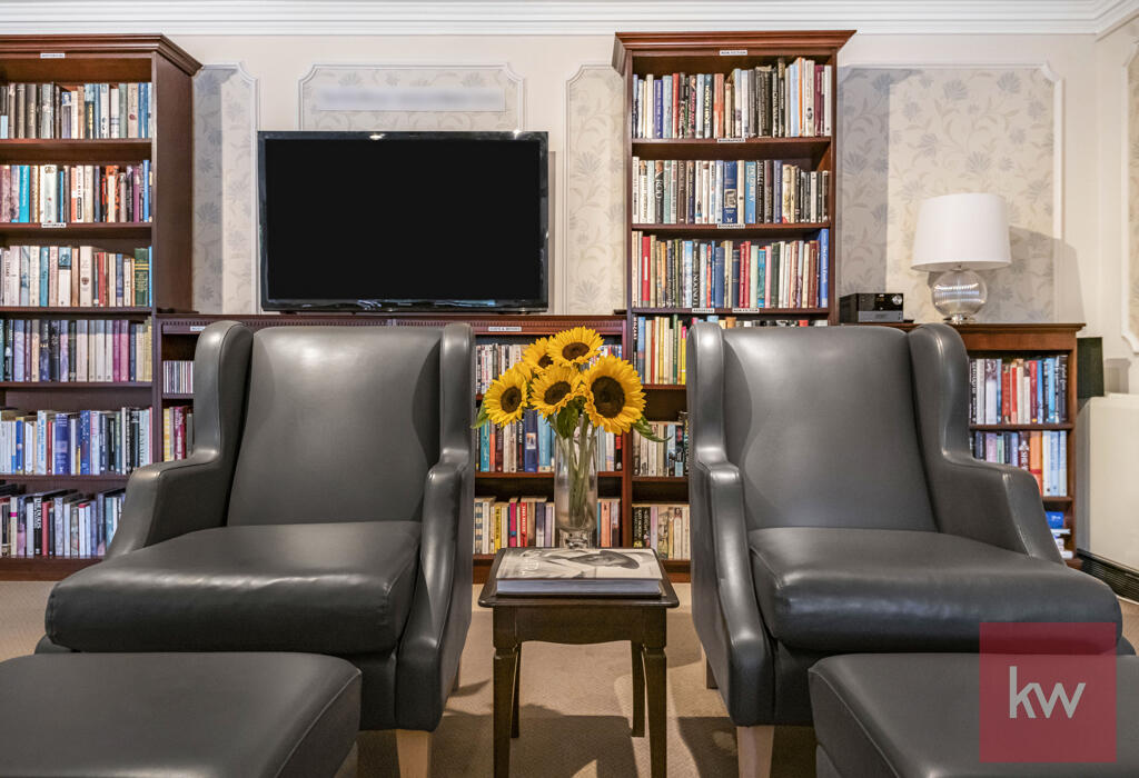 Residents&#39; Lounge &amp; Library