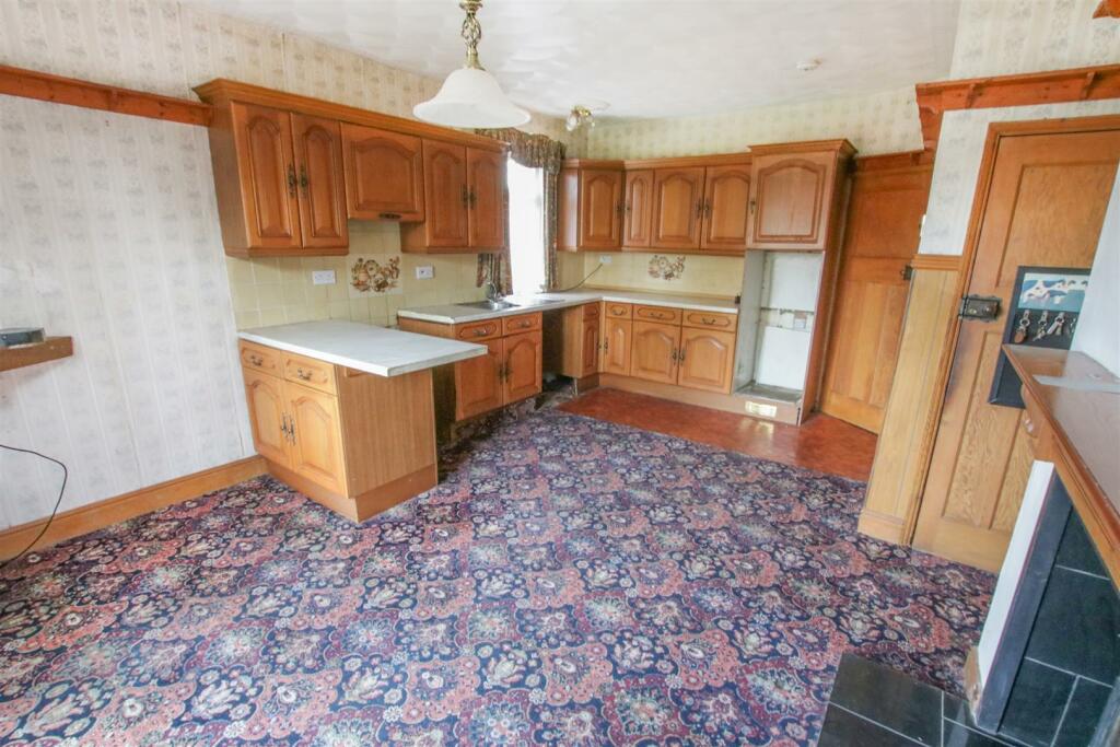 LARGE OPEN PLAN KITCHEN