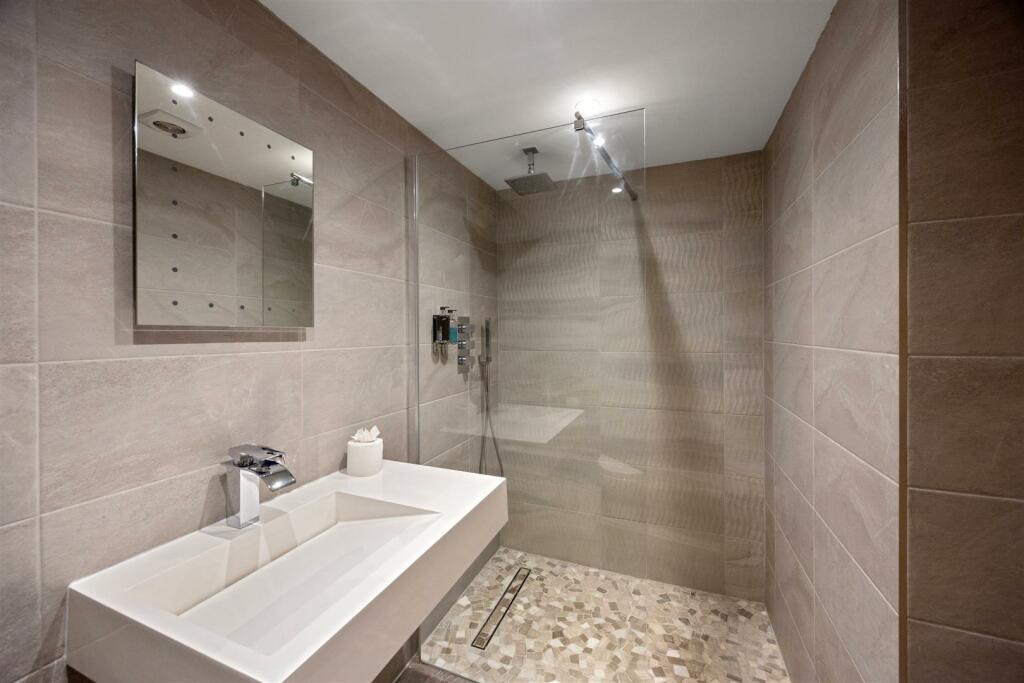 En-suite Shower Room/WC