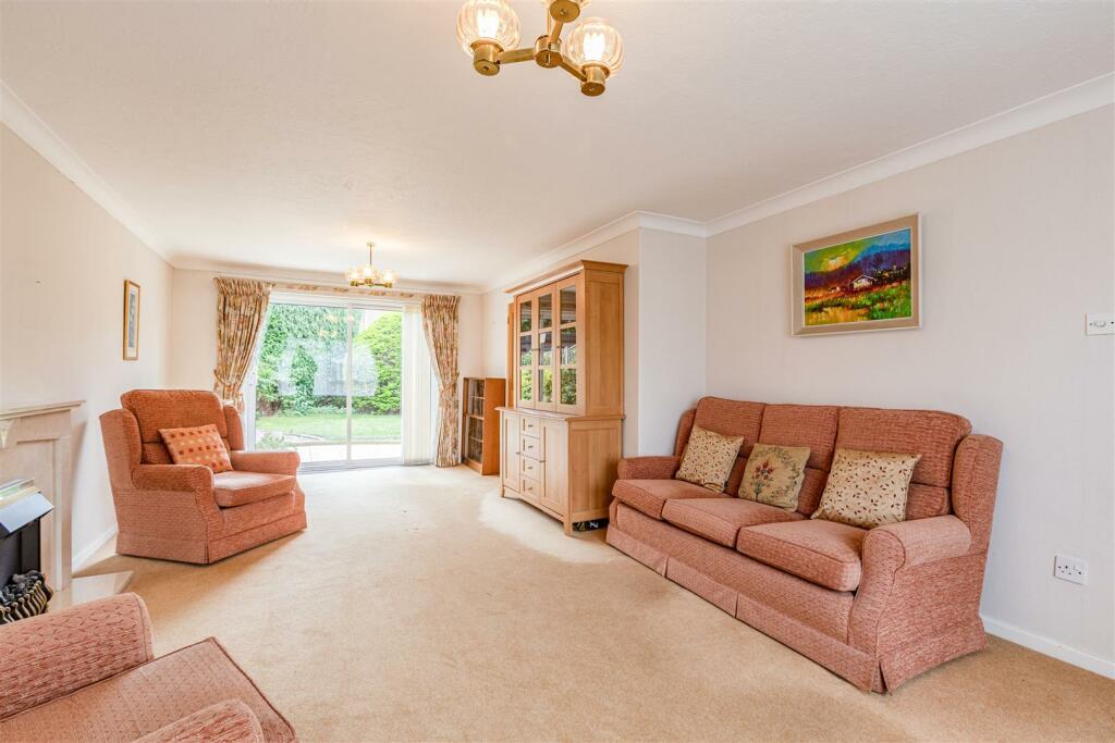 6 Acacia Close, Woodham, KT15 3sj - 2.jpg