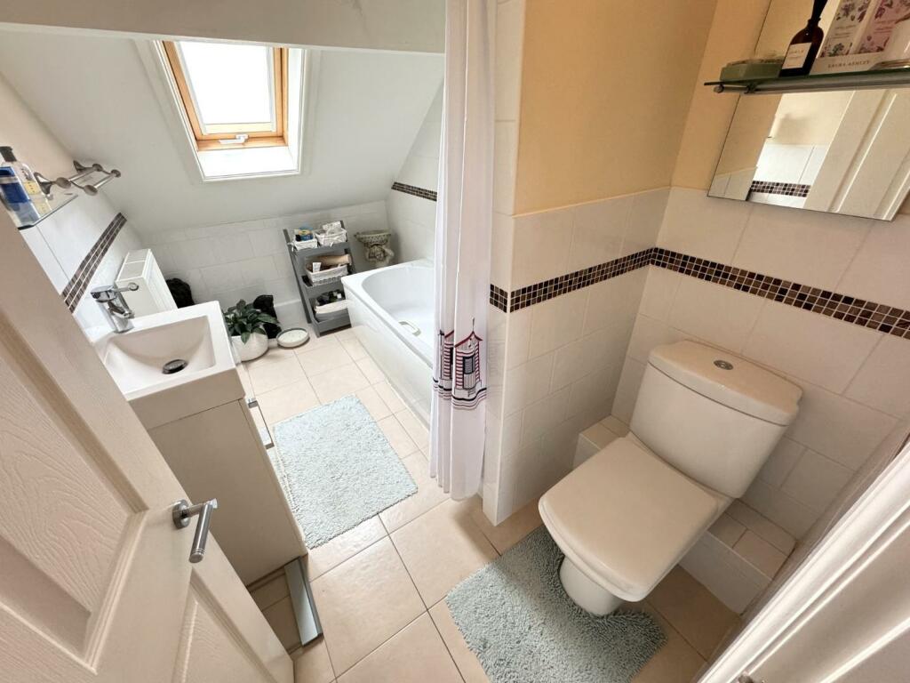 EN-SUITE BATHROOM