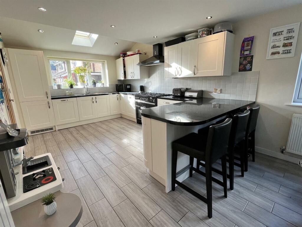 Open plan kitchen/dining room