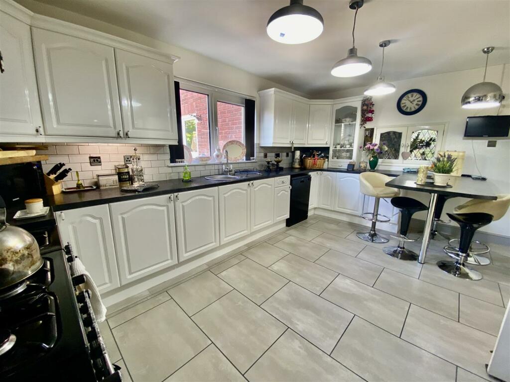 Kitchen/ Breakfast Room