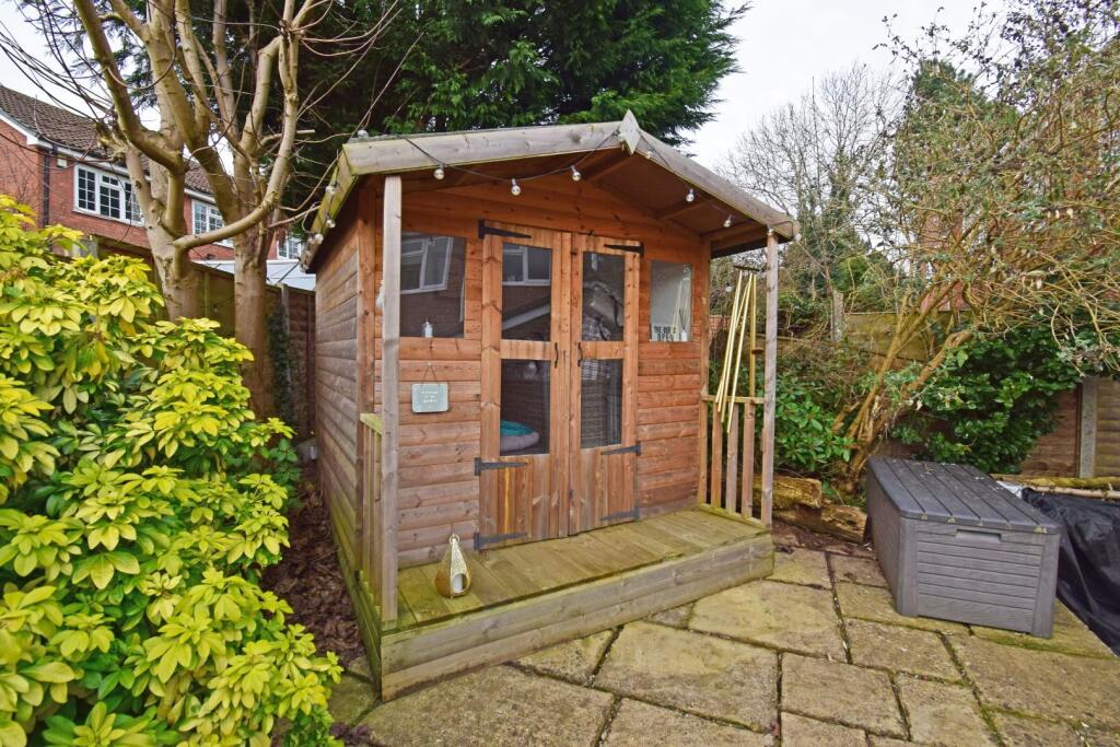 1 Farrier Close, garden summer house.jpg