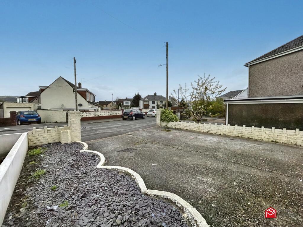 Front Garden &amp; Driveway