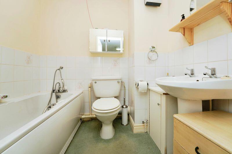 EN-SUITE BATHROOM