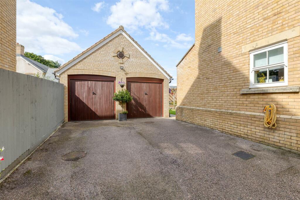 Double Garage &amp; gated driveway