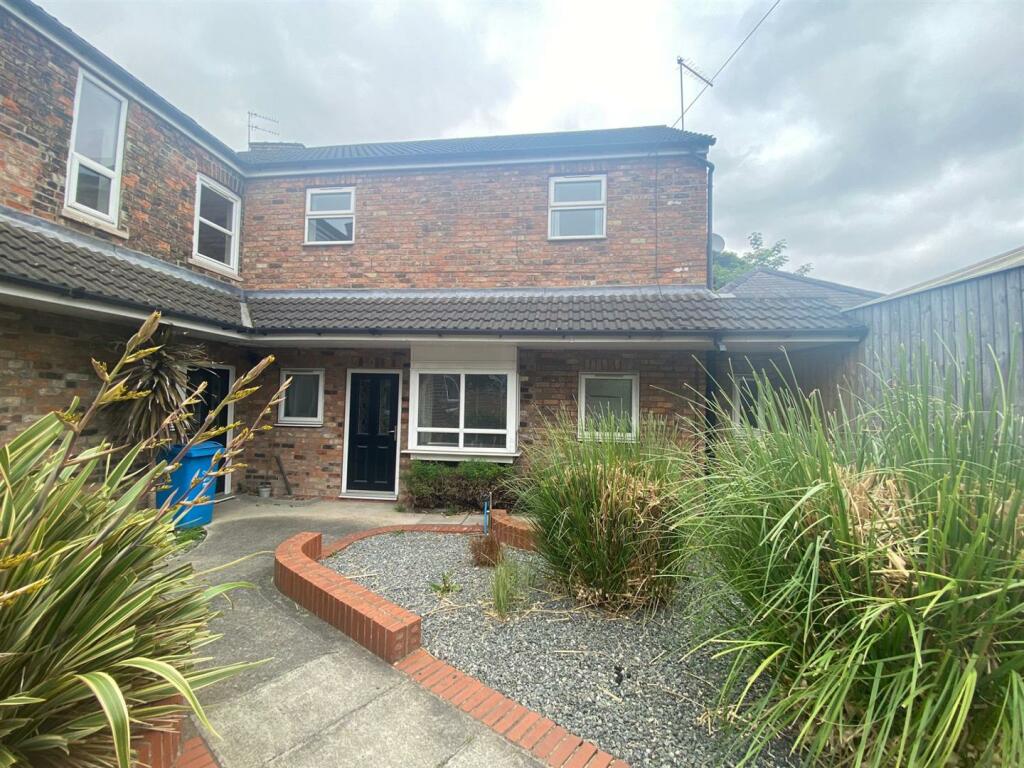 The Courtyard, Leads Road, Hull