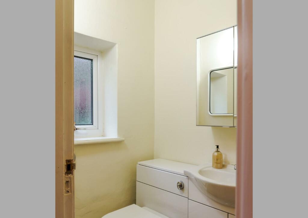 1st Bedroom En suite 1-2-Edit.jpg